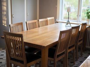 a dining room table with chairs and a wooden table at Orsastuguthyrning-Kyrkbyn in Orsa