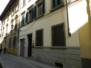 een gebouw met ramen aan de straatkant bij Hotel Monica in Florence