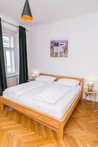 Un pat sau paturi într-o cameră la Belvedere Suite