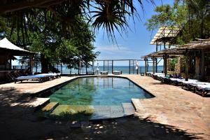 une piscine avec vue sur l'océan dans l'établissement Mediterraneo Boutique Hotel, à Dar es Salaam