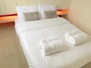 Un ou plusieurs lits dans un hébergement de l'établissement Comfortable Aircon Apartment Earls Court