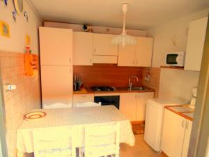 A kitchen or kitchenette at Maddalena House
