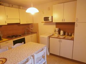 A kitchen or kitchenette at Maddalena House
