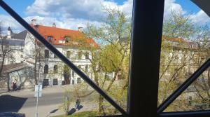 una finestra con vista su un edificio di City Dawn Gate Apartment a Vilnius