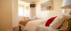 Ένα ή περισσότερα κρεβάτια σε δωμάτιο στο Garden Apartment, 1 Pilots Point