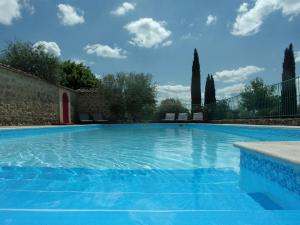 Bazén v ubytování Gîtes la FENIERE, 105 m2, 3 ch, charme, calme et nature, piscine chauffée, sud Ardèche nebo v jeho okolí