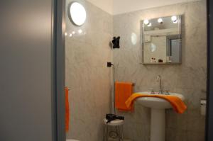 La salle de bains est pourvue d'un lavabo et d'un miroir. dans l'établissement Hotel Chelsea, à Turin