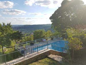 dom z basenem na wzgórzu w obiekcie Le Clos Des Etoiles w mieście Le Bugue