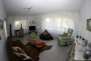 sala de estar con sofá y mesa en Avantgarde Living, en Kandern