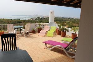 フェラグドにあるCasa Bele Algarveの海の景色を望むパティオ(椅子、テーブル付)