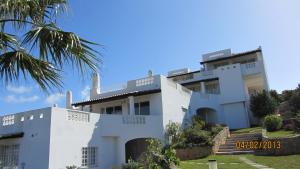 フェラグドにあるCasa Bele Algarveのヤシの木が前に立つ白い建物