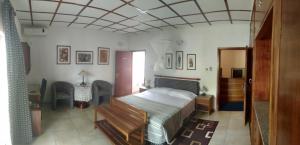 Postel nebo postele na pokoji v ubytování Manuela Residence + 37 fotografií