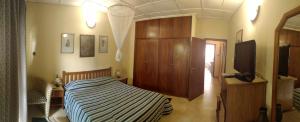 Rúm í herbergi á Manuela Residence