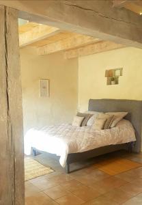 MontfrinにあるGite face à la rivière -proche du pont du Gard-の木製の天井の客室で、ベッドルーム1室(ベッド1台付)