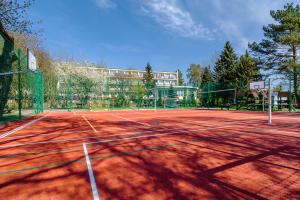 a tennis court with a net on top of it at Ośrodek Wypoczynkowy Diuna Jastrzębia Góra in Jastrzębia Góra