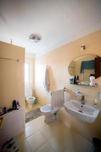 ギェネシュディアーシュにあるMarilyn Apartman Gyenesdiásのバスルーム(洗面台、トイレ付)
