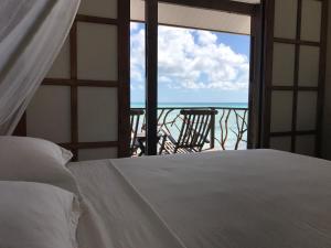 A bed or beds in a room at Hakamanu Lodge