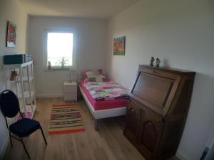 a bedroom with a bed and a dresser and a window at Ferienwohnung Hof Theensen in Bad Münder am Deister