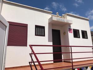 un edificio blanco con una rampa delante en Lancelot, en Puerto Rico de Gran Canaria