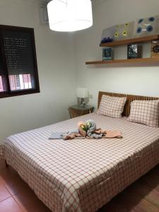 Una cama con un animal de peluche encima. en Lancelot, en Puerto Rico de Gran Canaria