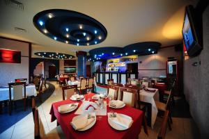 Reštaurácia alebo iné gastronomické zariadenie v ubytovaní Hotel Spinaker