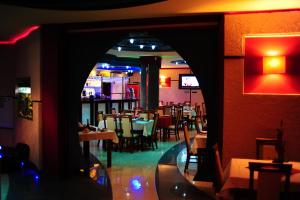 Reštaurácia alebo iné gastronomické zariadenie v ubytovaní Hotel Spinaker