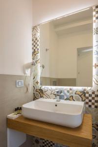 łazienka z białą umywalką i lustrem w obiekcie Townhouse Tropea w Tropei +37 zdjęć