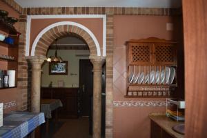a kitchen with an archway in a kitchen at Hotel Casa Paco in El Bosque