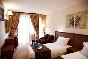 A bed or beds in a room at Favorit Hotel