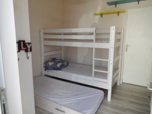 Двухъярусная кровать или двухъярусные кровати в номере Résidence Floria