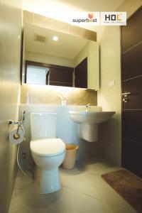 un baño con inodoro y lavabo en The Astra Condo by Ping, en Chiang Mai