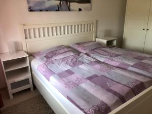 ボルテンハーゲンにあるRedewischer Str.23eのベッドルーム(紫色の掛け布団付きのベッド1台付)