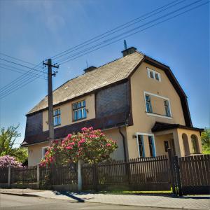 ein Haus mit einem Zaun davor in der Unterkunft Apartmány pod klášterem in Králíky