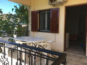 Fotografie z fotogalerie ubytování Antonia's Apartments-Traditional house next to the beach v destinaci Valimítika