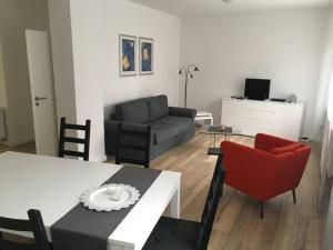 una sala de estar con una mesa y un sofá en Ferienhaus Rur, en Hückelhoven