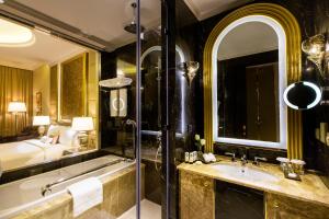 Kama o mga kama sa kuwarto sa Ezdan Palace Hotel