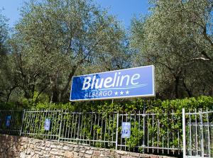 um sinal azul que diz linha azul numa cerca em Albergo Blueline em Tellaro