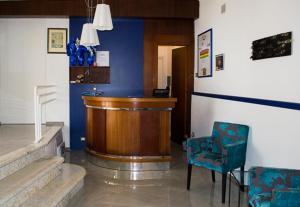 um bar num quarto com paredes e cadeiras azuis em Albergo Blueline em Tellaro