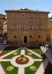 a building with a garden in front of a building at Agriturismo Il Colombaiolo in Pienza