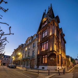 un viejo edificio en una calle por la noche en La Maison Des Vieux Logis, en Rouen