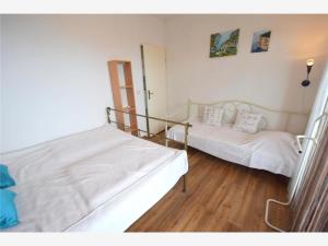 Postel nebo postele na pokoji v ubytování Cosy, sea view apartment Porat