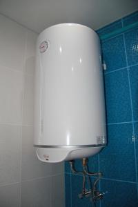 einem Wassertank an der Wand eines Badezimmers in der Unterkunft Современная 1-комнатная квартира in Kharkov