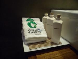 Go Go Green Resort في هارابانا: زجاجتان من المنظفات والمناشف على لوحة