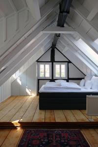 a bedroom with a large bed in the attic at Fachwerkhaus Maximilian in Speyer