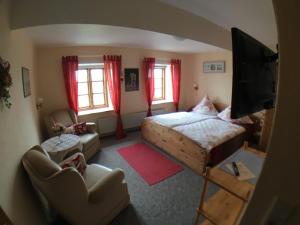 1 dormitorio con 1 cama y 2 sillas en una habitación en Pension Peterswarft en Dagebüll
