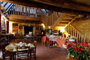 En restaurant eller et andet spisested på Chambres d'hôtes la Licorne