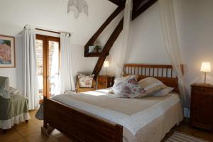 En eller flere senge i et værelse på Chambres d'hôtes la Licorne
