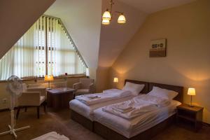 sypialnia z łóżkiem i biurkiem z krzesłem w obiekcie Arina Villa w Hévízie +37 zdjęć