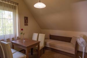 salon z kanapą i stołem w obiekcie Arina Villa w Hévízie