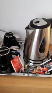 Kohvi ja tee valmistamise võimalus majutusasutuses Hotel As